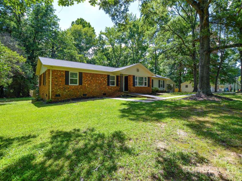3201 Oscar Drive, Matthews, NC 28105.  MLS# CAR4207969, YatesRealty ID 2339. 