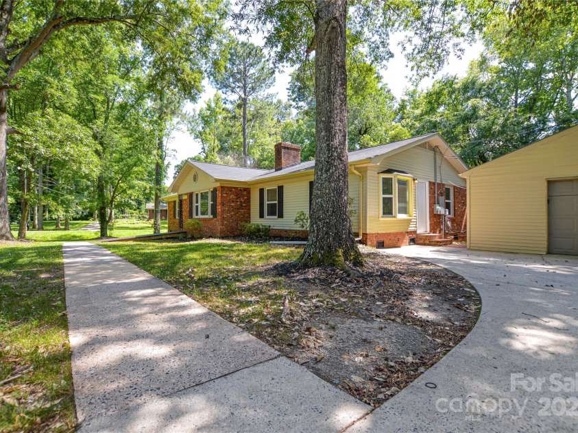 3201 Oscar Drive, Matthews, NC 28105.  MLS# CAR4207969, YatesRealty ID 2339. 