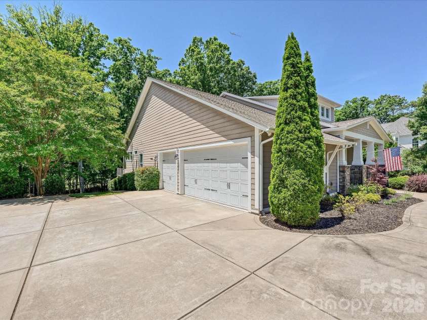 1044 Wessington Manor Lane, Fort Mill, SC 29715.  MLS# CAR4379783, YatesRealty ID 23391. 
