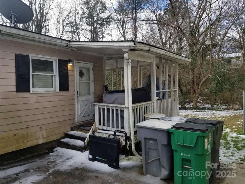 2942 Reid Avenue, Charlotte, NC 28208.  MLS# CAR4271508, YatesRealty ID 23391. 