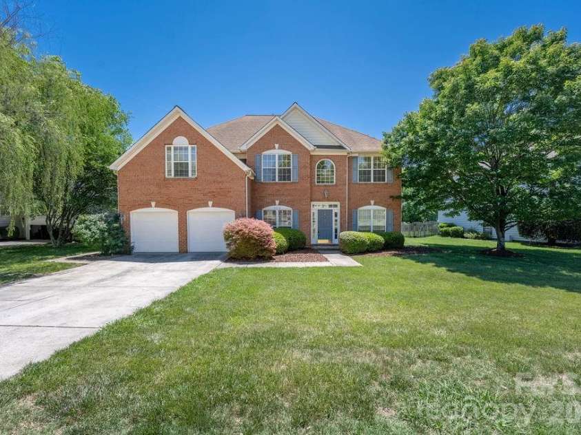 9512 Autumn Applause Drive, Charlotte, NC 28277.  MLS# CAR4382664, YatesRealty ID 23395. 