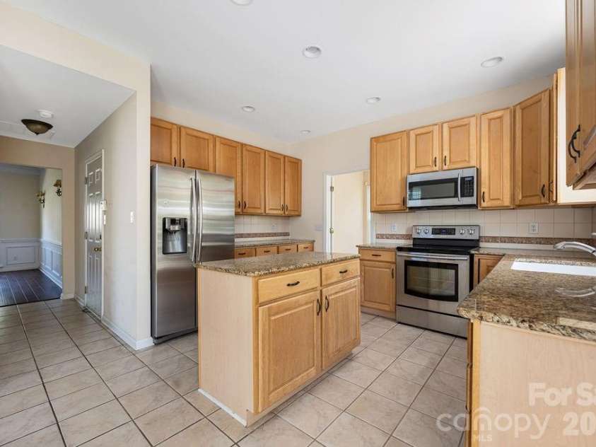 9512 Autumn Applause Drive, Charlotte, NC 28277.  MLS# CAR4382664, YatesRealty ID 23395. 