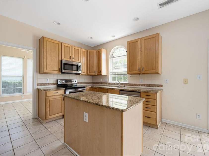 9512 Autumn Applause Drive, Charlotte, NC 28277.  MLS# CAR4382664, YatesRealty ID 23395. 