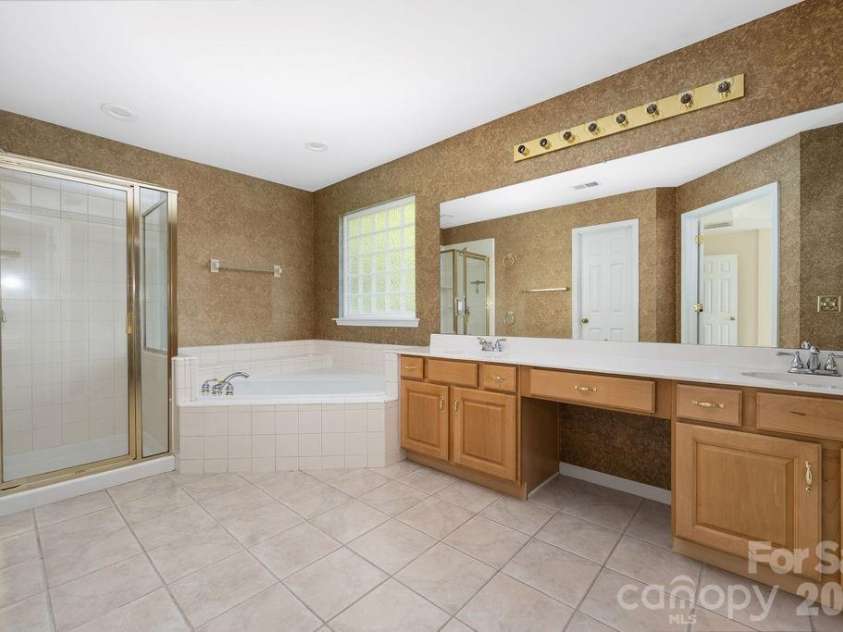 9512 Autumn Applause Drive, Charlotte, NC 28277.  MLS# CAR4382664, YatesRealty ID 23395. 