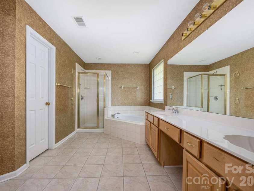 9512 Autumn Applause Drive, Charlotte, NC 28277.  MLS# CAR4382664, YatesRealty ID 23395. 