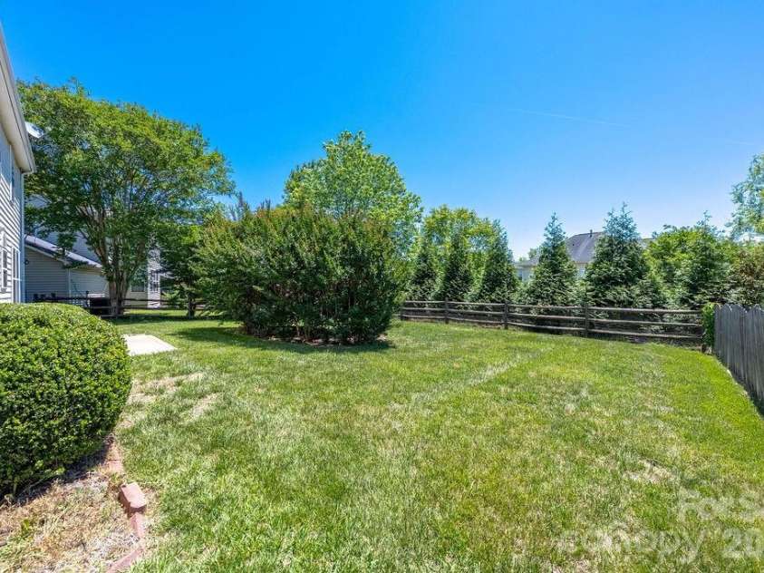 9512 Autumn Applause Drive, Charlotte, NC 28277.  MLS# CAR4382664, YatesRealty ID 23395. 
