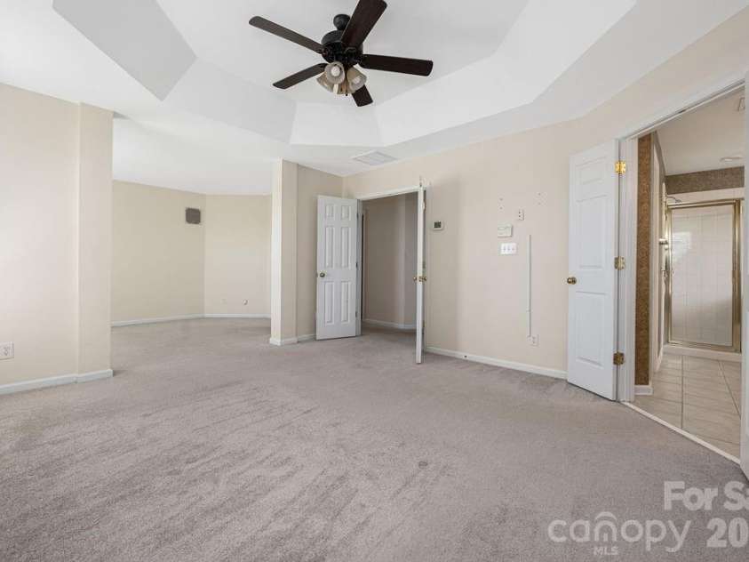 9512 Autumn Applause Drive, Charlotte, NC 28277.  MLS# CAR4382664, YatesRealty ID 23395. Primary bedroom