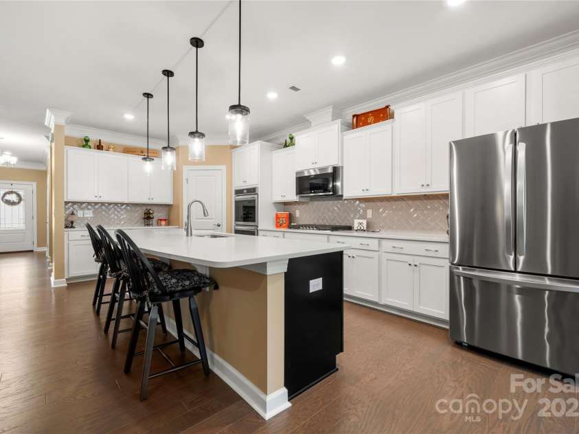 17028 River Race Drive, Huntersville, NC 28078.  MLS# CAR4259977, YatesRealty ID 23397. Open floorplan with over 2500 sq ft on main level