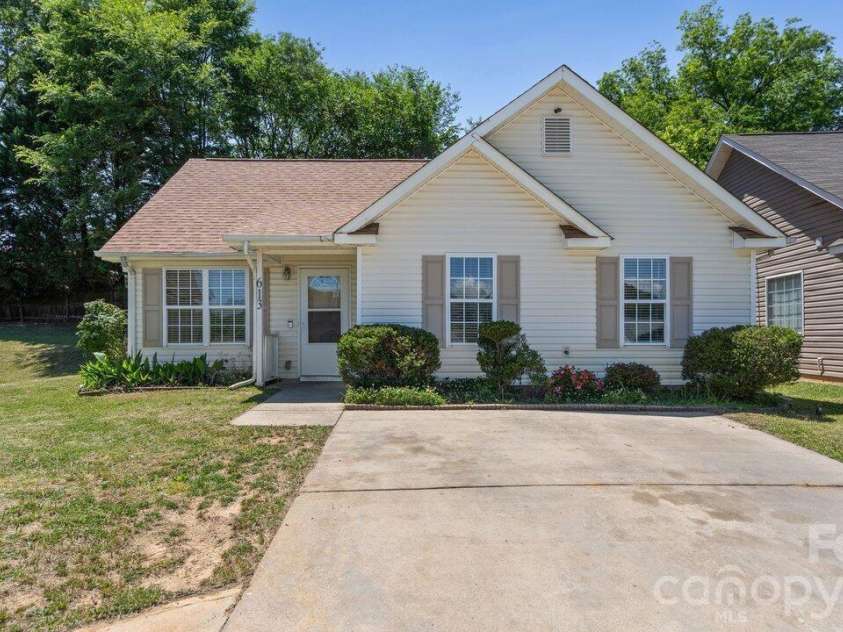 613 Hoskins Ridge Lane, Charlotte, NC 28216.  MLS# CAR4383601, YatesRealty ID 23397. 