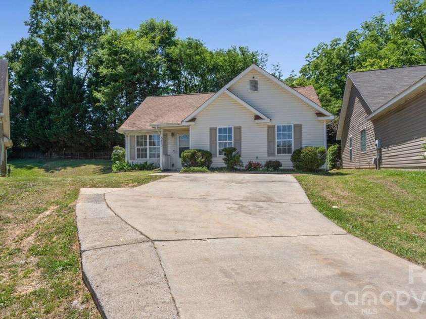 613 Hoskins Ridge Lane, Charlotte, NC 28216.  MLS# CAR4383601, YatesRealty ID 23397. 