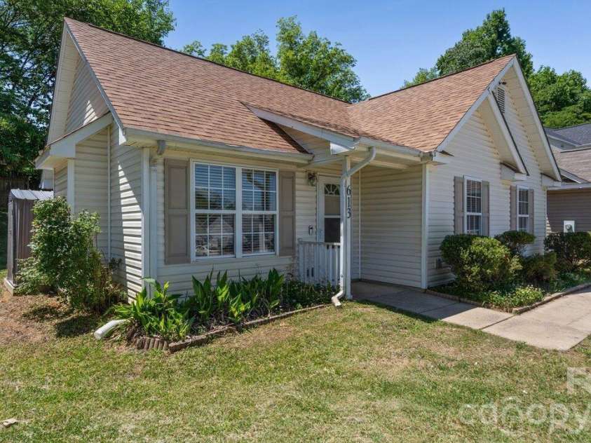 613 Hoskins Ridge Lane, Charlotte, NC 28216.  MLS# CAR4383601, YatesRealty ID 23397. 