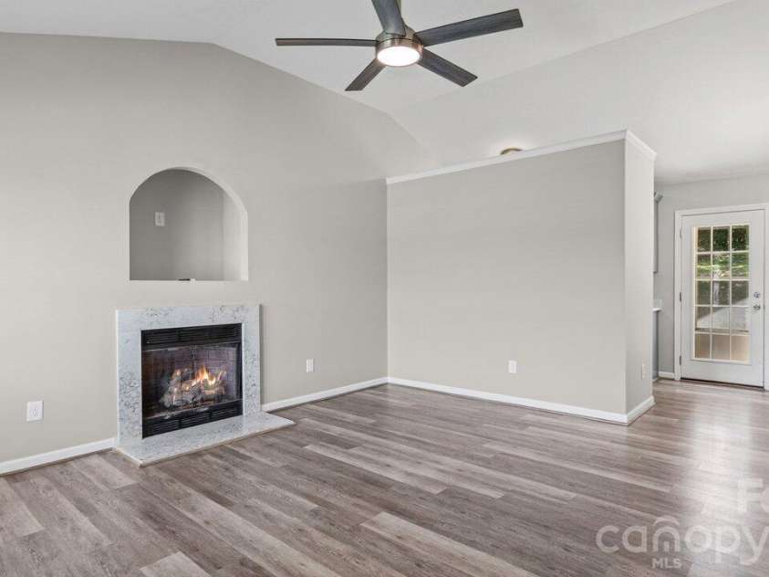 613 Hoskins Ridge Lane, Charlotte, NC 28216.  MLS# CAR4383601, YatesRealty ID 23397. 
