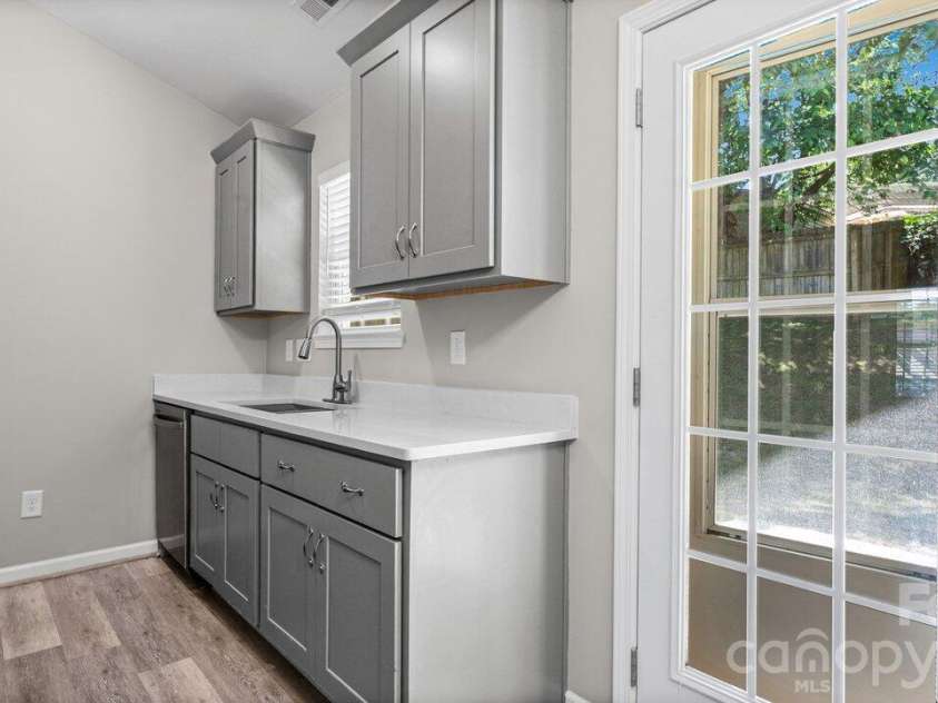 613 Hoskins Ridge Lane, Charlotte, NC 28216.  MLS# CAR4383601, YatesRealty ID 23397. 