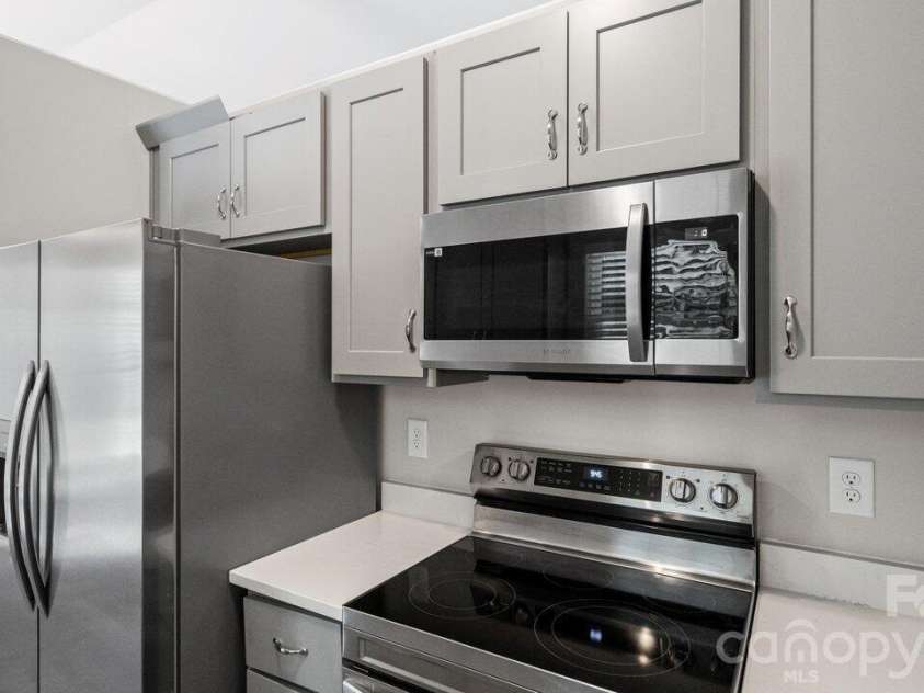 613 Hoskins Ridge Lane, Charlotte, NC 28216.  MLS# CAR4383601, YatesRealty ID 23397. 