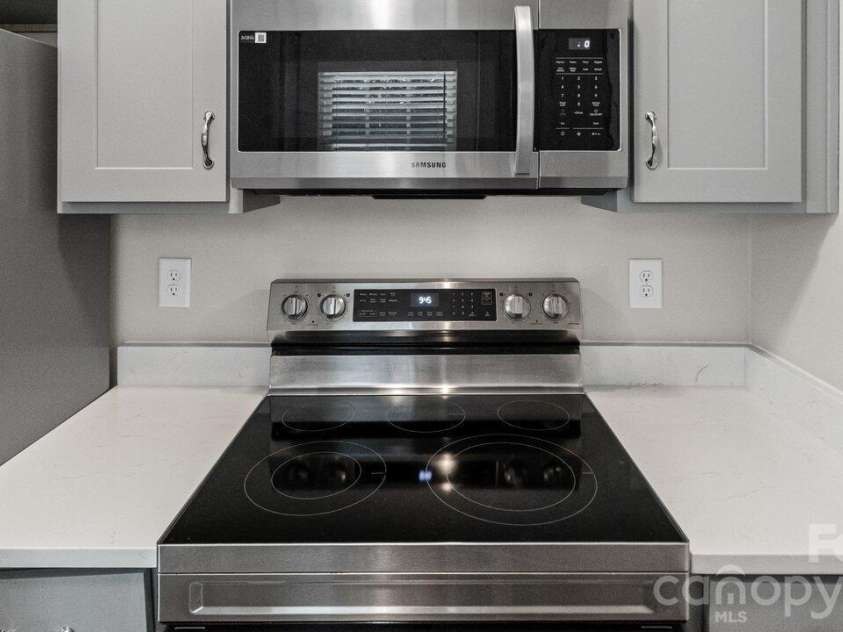 613 Hoskins Ridge Lane, Charlotte, NC 28216.  MLS# CAR4383601, YatesRealty ID 23397. 