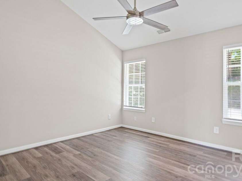 613 Hoskins Ridge Lane, Charlotte, NC 28216.  MLS# CAR4383601, YatesRealty ID 23397. 