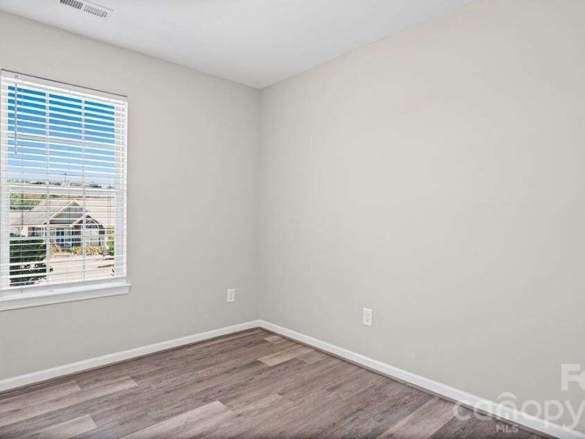 613 Hoskins Ridge Lane, Charlotte, NC 28216.  MLS# CAR4383601, YatesRealty ID 23397. 