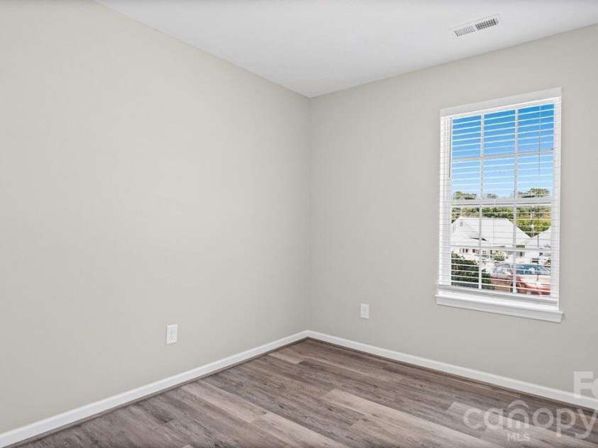 613 Hoskins Ridge Lane, Charlotte, NC 28216.  MLS# CAR4383601, YatesRealty ID 23397. 