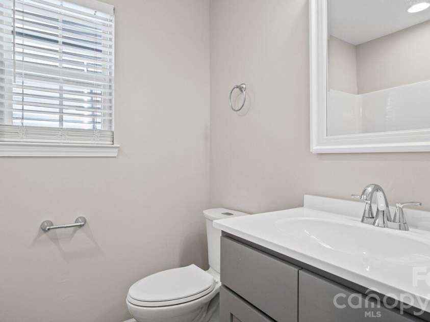 613 Hoskins Ridge Lane, Charlotte, NC 28216.  MLS# CAR4383601, YatesRealty ID 23397. 