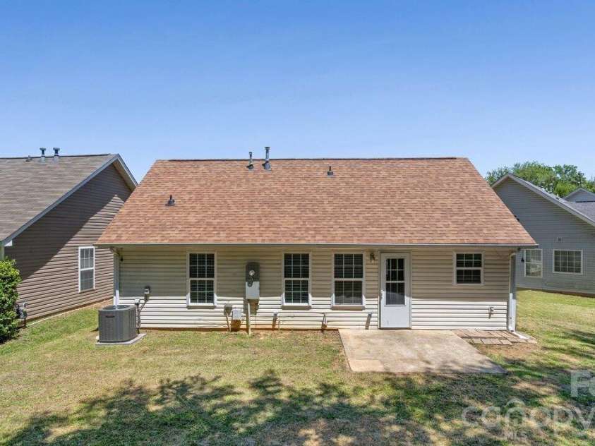 613 Hoskins Ridge Lane, Charlotte, NC 28216.  MLS# CAR4383601, YatesRealty ID 23397. 