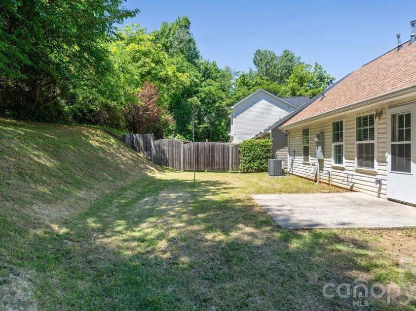 613 Hoskins Ridge Lane, Charlotte, NC 28216.  MLS# CAR4383601, YatesRealty ID 23397. 
