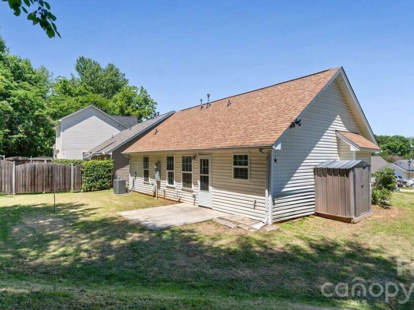 613 Hoskins Ridge Lane, Charlotte, NC 28216.  MLS# CAR4383601, YatesRealty ID 23397. 