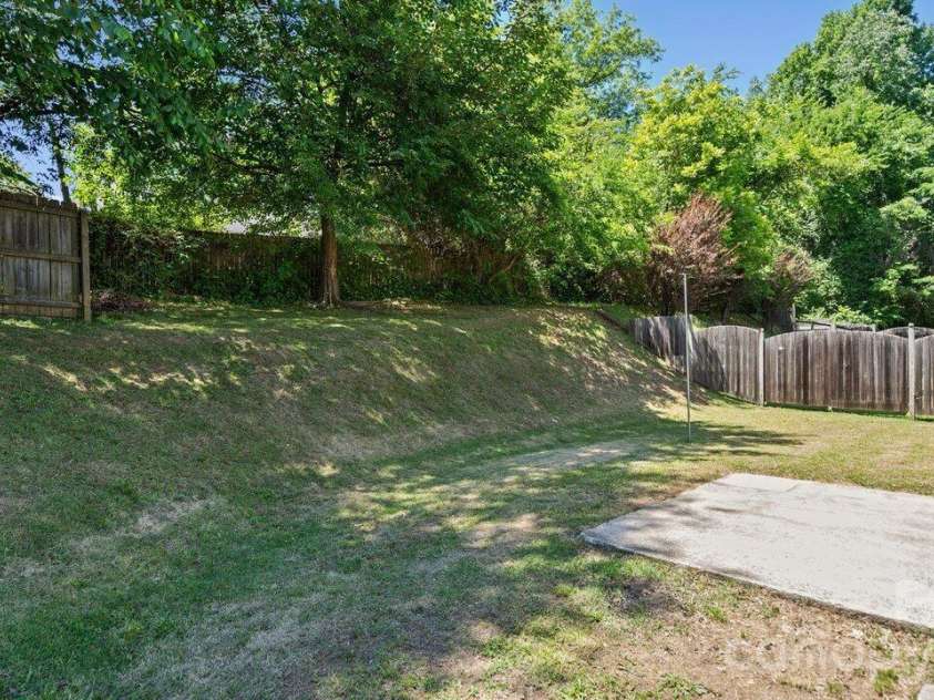 613 Hoskins Ridge Lane, Charlotte, NC 28216.  MLS# CAR4383601, YatesRealty ID 23397. 