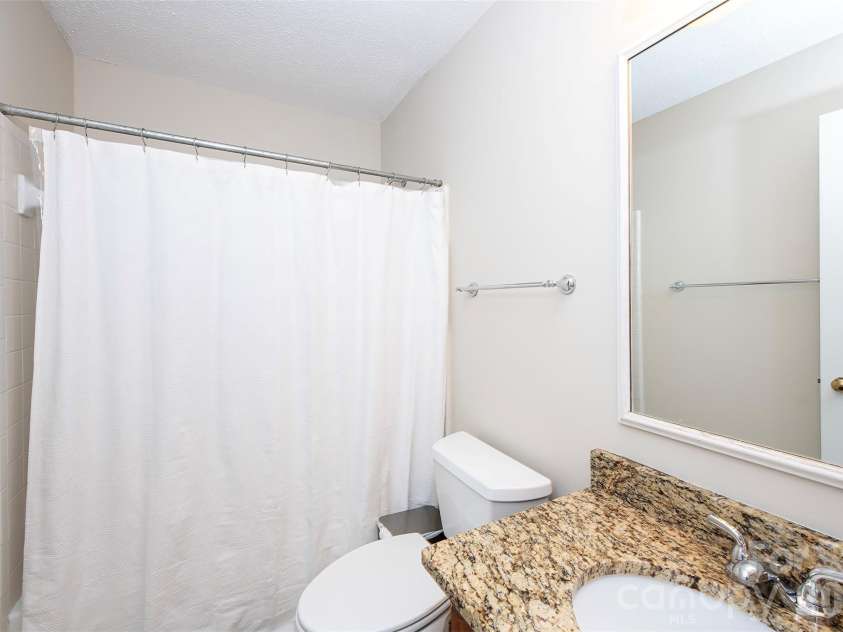 6500 Clavell Lane, Charlotte, NC 28210.  MLS# CAR4379511, YatesRealty ID 23401. En suite full bath