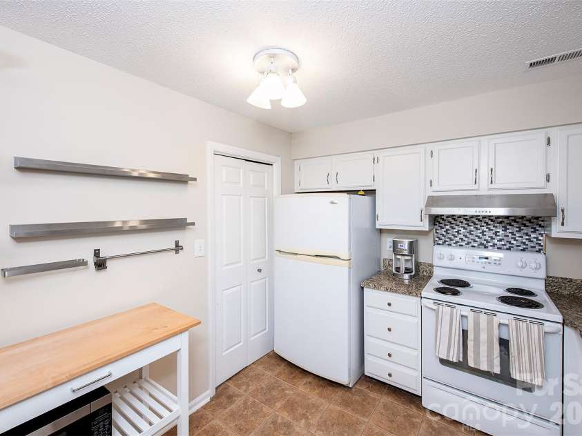 6500 Clavell Lane, Charlotte, NC 28210.  MLS# CAR4379511, YatesRealty ID 23401. Kitchen