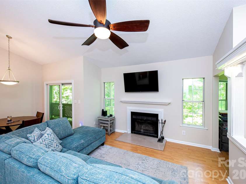 6500 Clavell Lane, Charlotte, NC 28210.  MLS# CAR4379511, YatesRealty ID 23401. Large den with vaulted ceilings