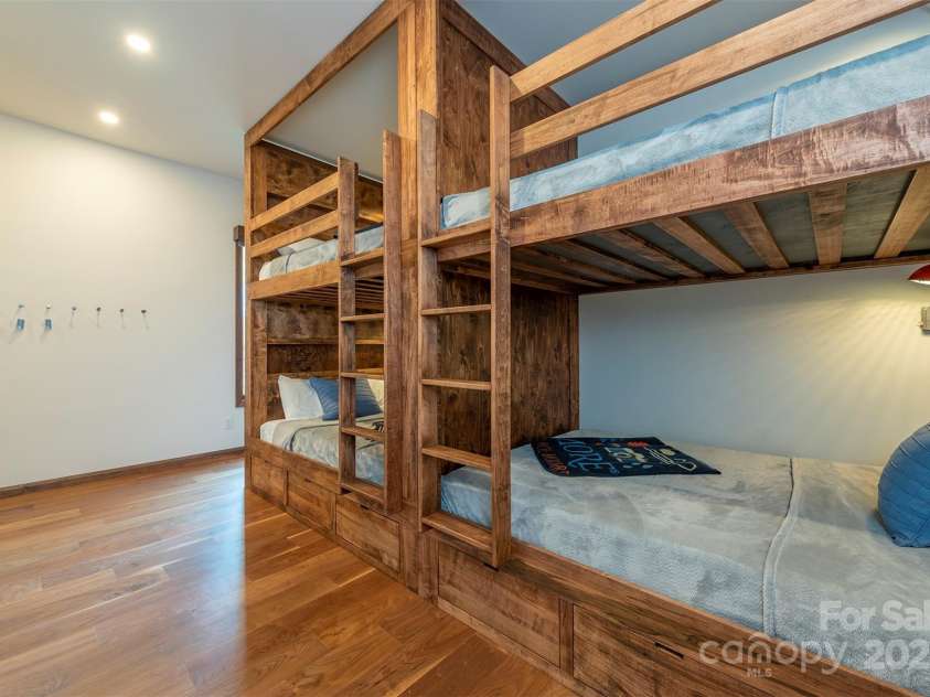 158 Riverbend Forest Drive, Asheville, NC 28805.  MLS# CAR4240684, YatesRealty ID 23402. 4 Queen Bunk Beds