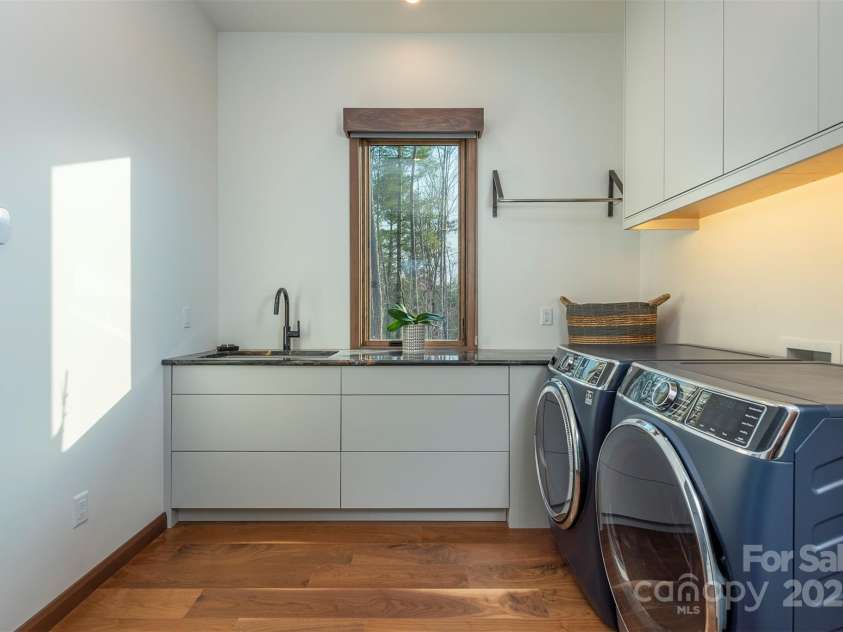 158 Riverbend Forest Drive, Asheville, NC 28805.  MLS# CAR4240684, YatesRealty ID 23402. Large main level laundry room