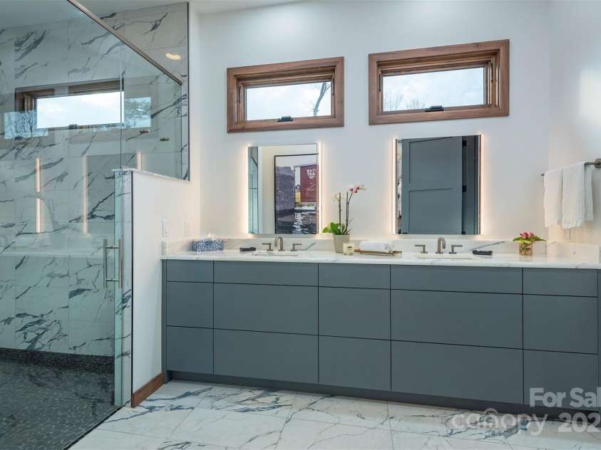 158 Riverbend Forest Drive, Asheville, NC 28805.  MLS# CAR4240684, YatesRealty ID 23402. Primary bathroom