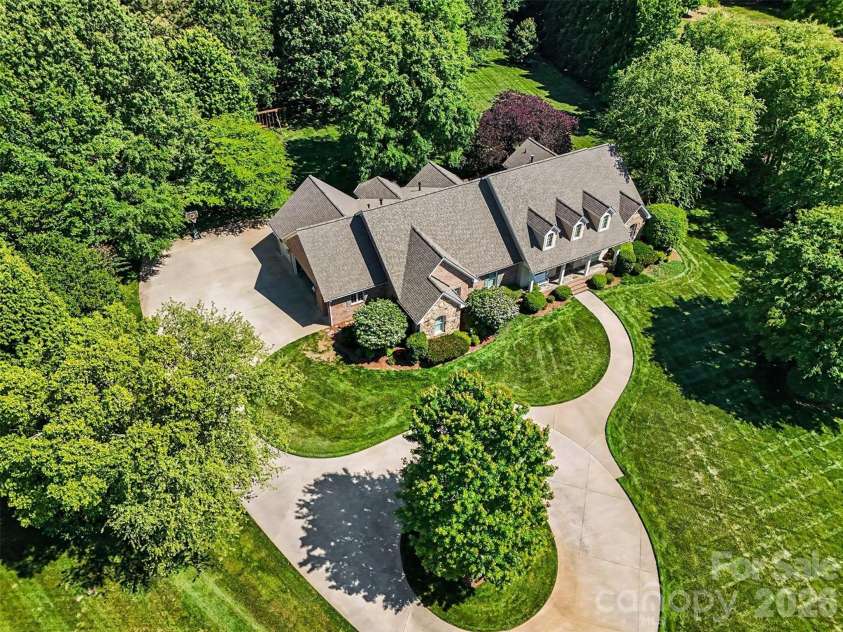 1422 Stone Gate Drive, Shelby, NC 28150.  MLS# CAR4358985, YatesRealty ID 23404. A great shot of the NEW ROOF installed in 2024.