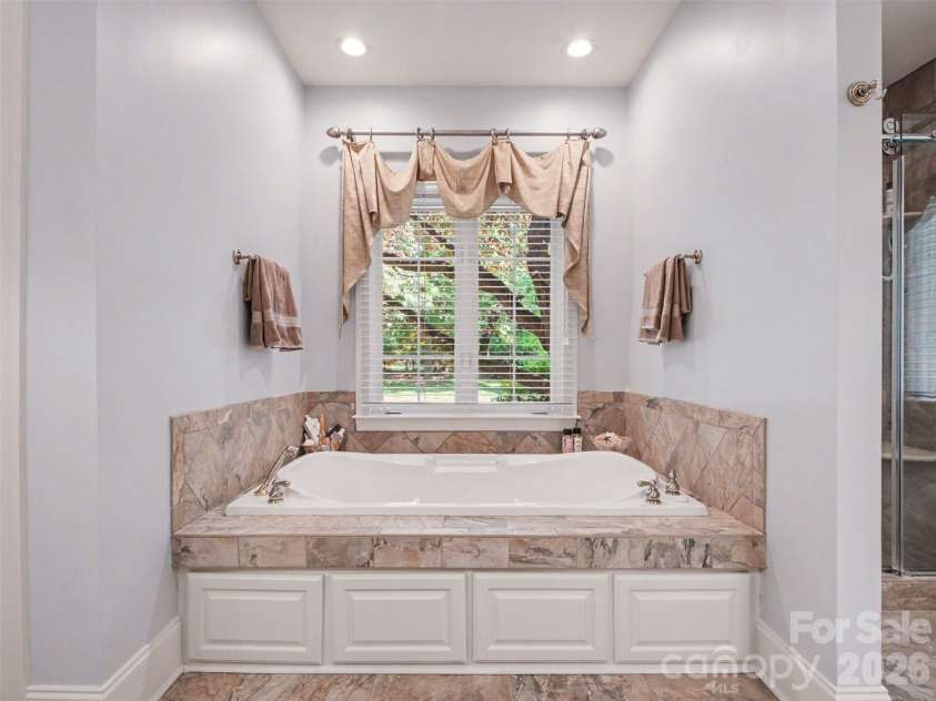 1422 Stone Gate Drive, Shelby, NC 28150.  MLS# CAR4358985, YatesRealty ID 23404. The luxurious tub in the primary bath creates a spa-like ambiance and is perfect for soaking and relaxation!