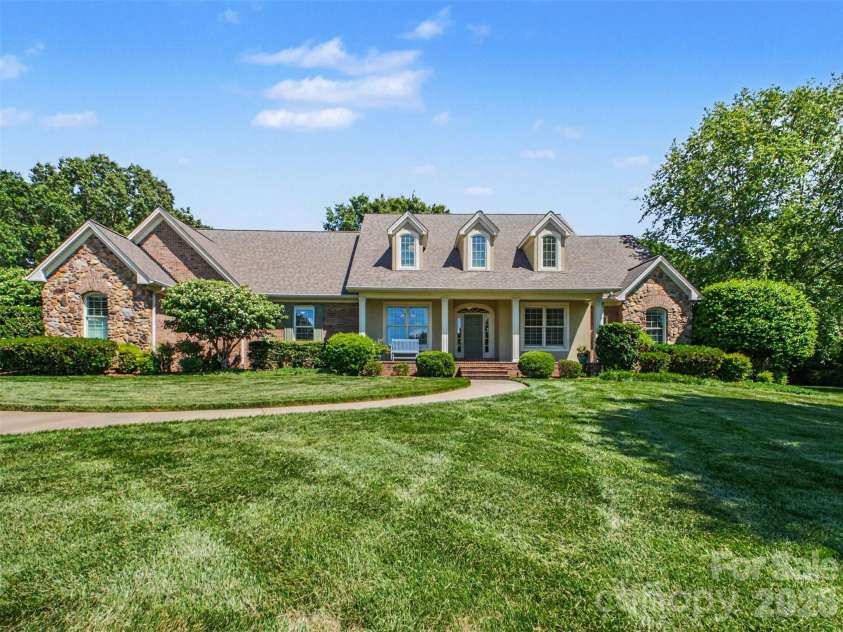 1422 Stone Gate Drive, Shelby, NC 28150.  MLS# CAR4358985, YatesRealty ID 23404. Welcome to 1422 Stone Gate Drive!