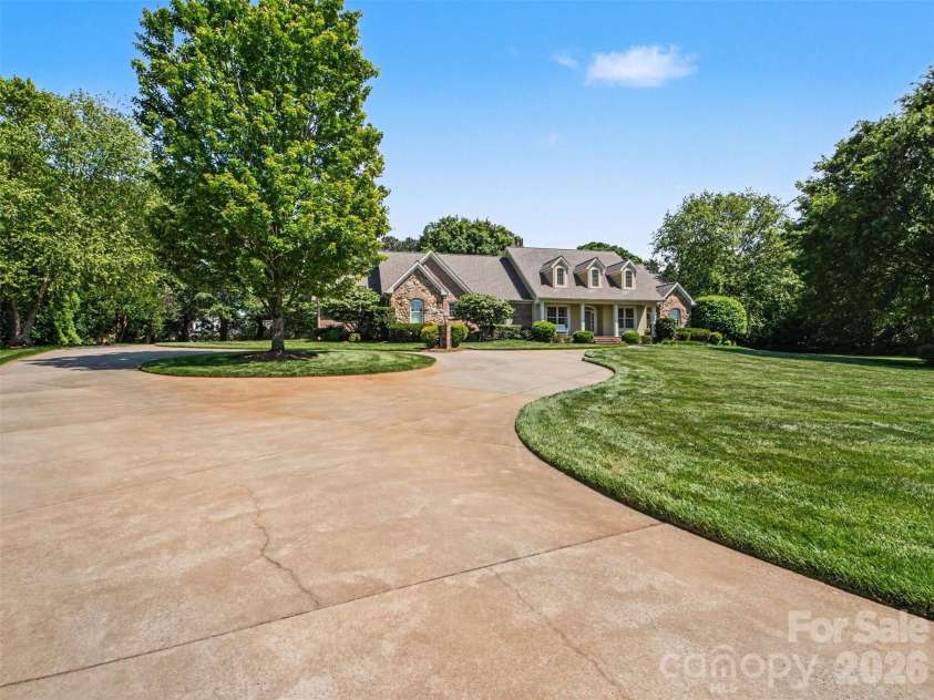 1422 Stone Gate Drive, Shelby, NC 28150.  MLS# CAR4358985, YatesRealty ID 23404. ...with a circular front driveway.