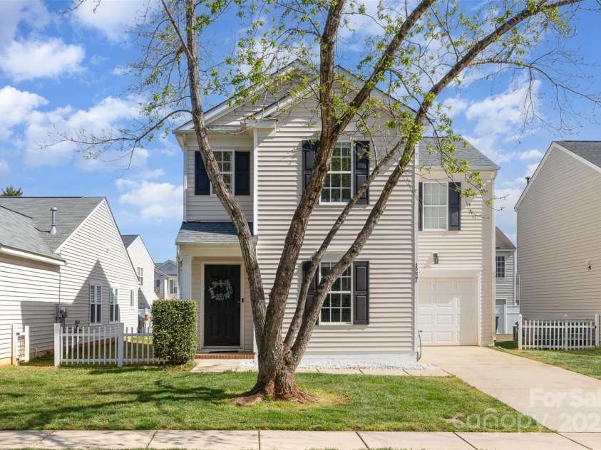 1227 Triece Lane, Charlotte, NC 28215.  MLS# CAR4238144, YatesRealty ID 23406. 