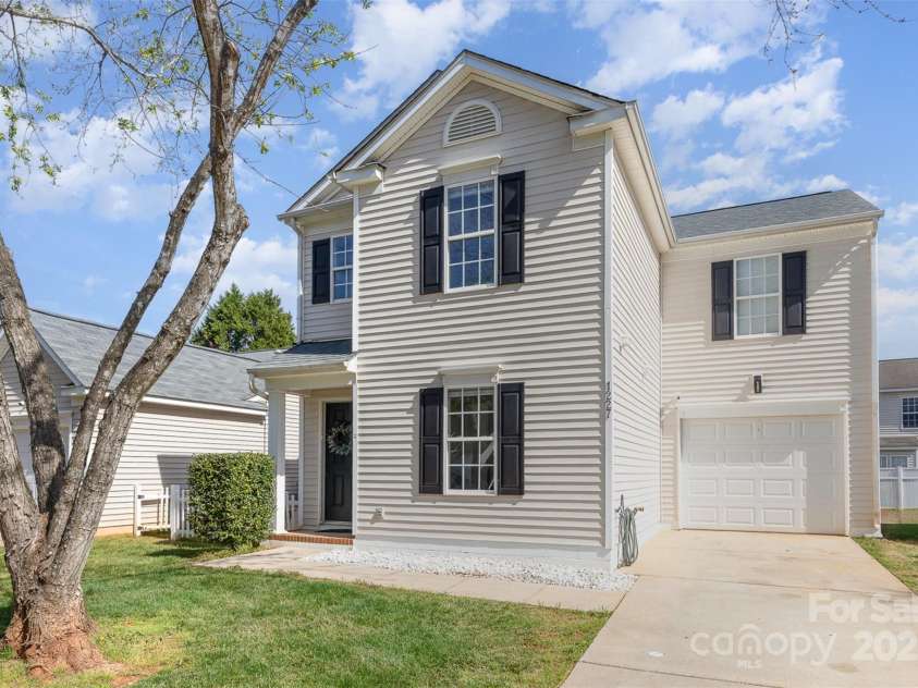 1227 Triece Lane, Charlotte, NC 28215.  MLS# CAR4238144, YatesRealty ID 23406. 