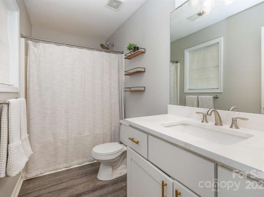 1227 Triece Lane, Charlotte, NC 28215.  MLS# CAR4238144, YatesRealty ID 23406. Primary bath w/garden tub