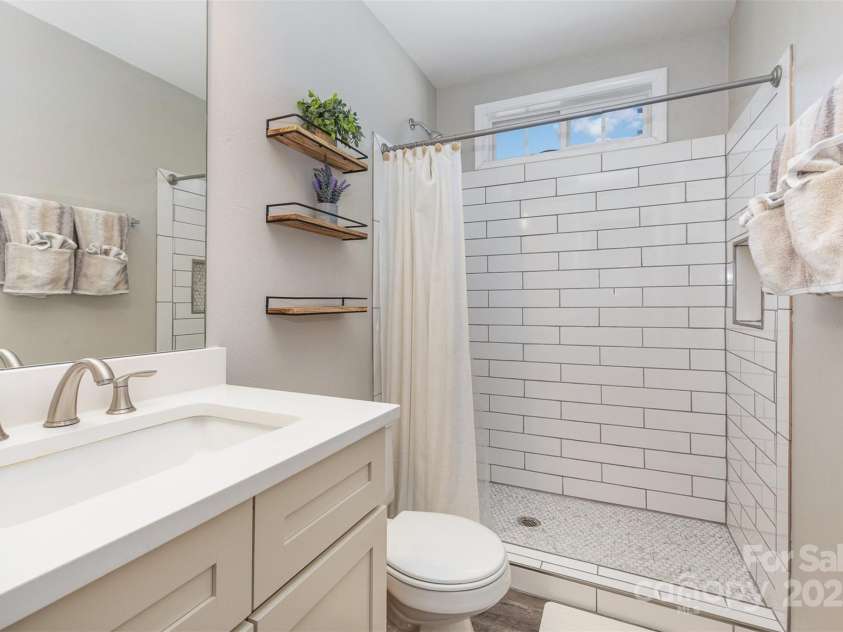 1227 Triece Lane, Charlotte, NC 28215.  MLS# CAR4238144, YatesRealty ID 23406. Remodeled full bath
