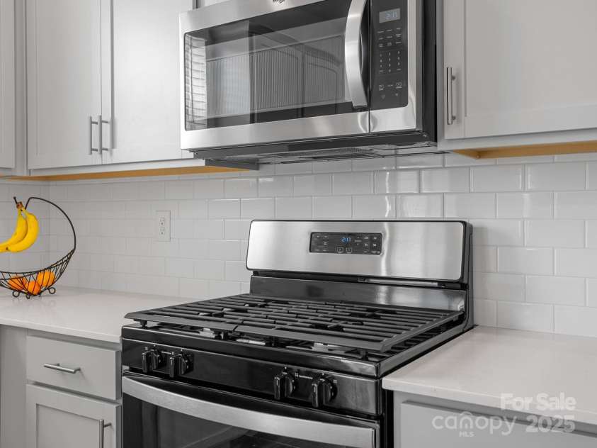 7007 Manse Court, Boiling Springs, SC 29316.  MLS# CAR4260062, YatesRealty ID 23409. Gas cook top and backsplash.