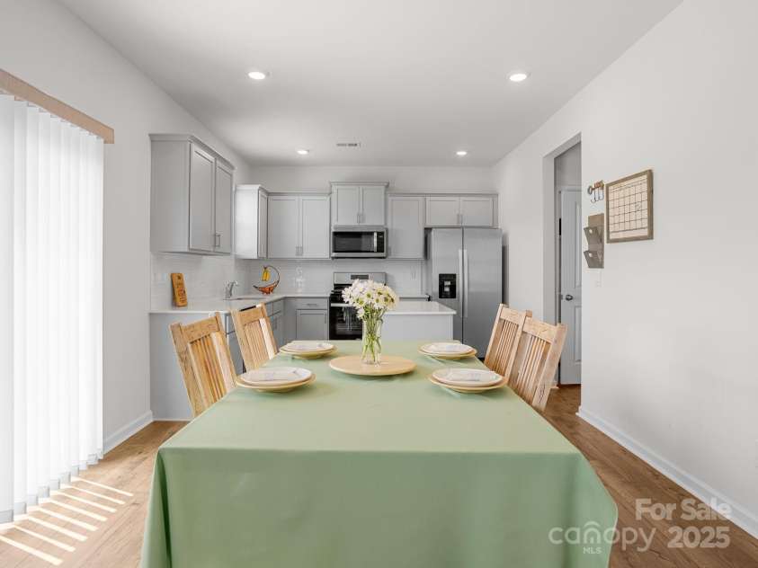 7007 Manse Court, Boiling Springs, SC 29316.  MLS# CAR4260062, YatesRealty ID 23409. There is plenty of room in the ktichen.