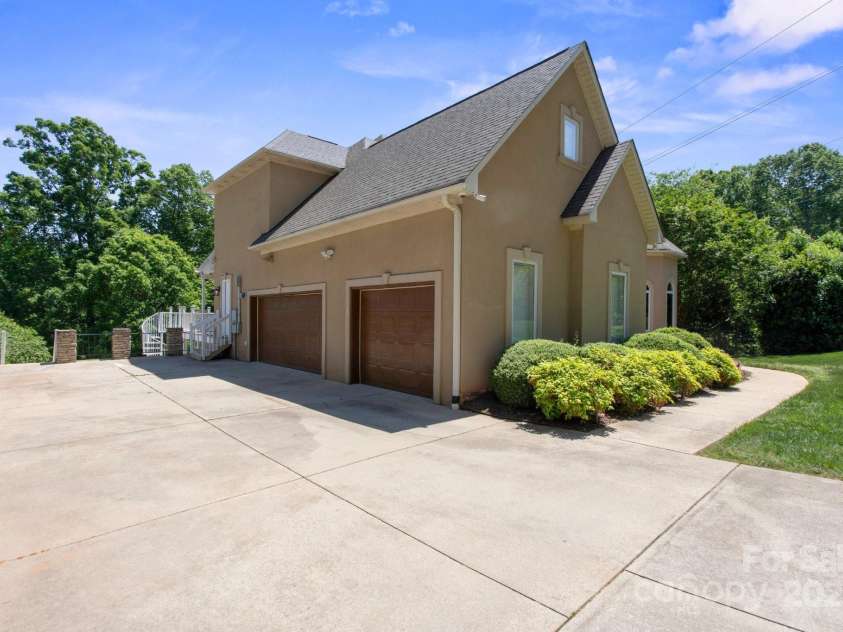 122 Long Cove Lane, Mooresville, NC 28117.  MLS# CAR4268832, YatesRealty ID 23411. Side load garge