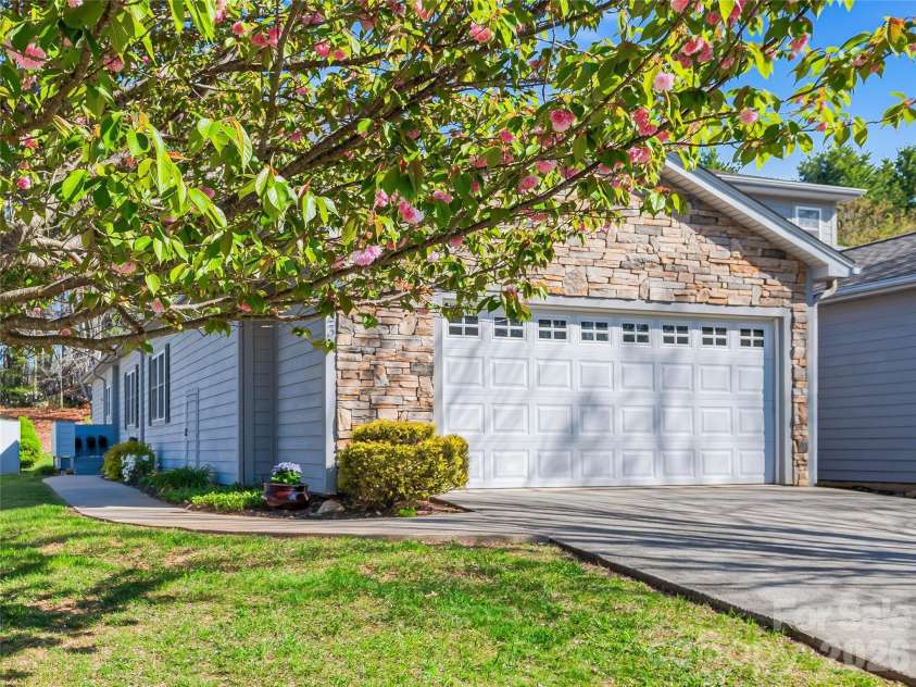 23 Holiday Drive, Arden, NC 28704.  MLS# CAR4383407, YatesRealty ID 23413. 
