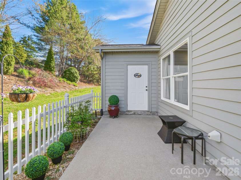 23 Holiday Drive, Arden, NC 28704.  MLS# CAR4383407, YatesRealty ID 23413. 