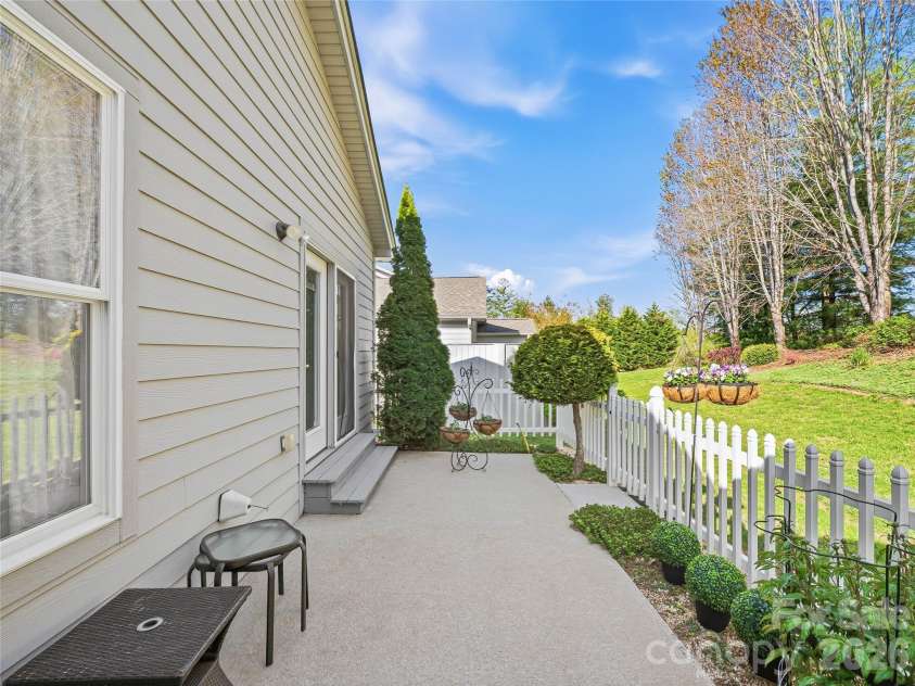 23 Holiday Drive, Arden, NC 28704.  MLS# CAR4383407, YatesRealty ID 23413. 