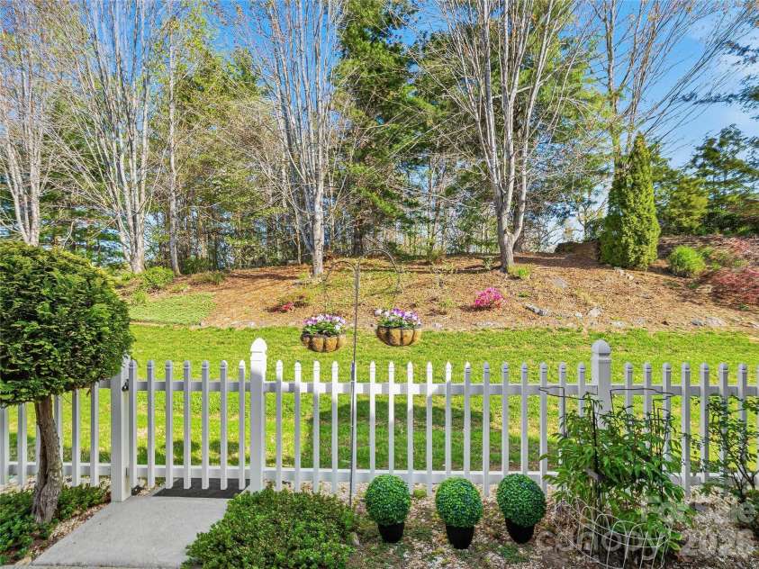 23 Holiday Drive, Arden, NC 28704.  MLS# CAR4383407, YatesRealty ID 23413. 