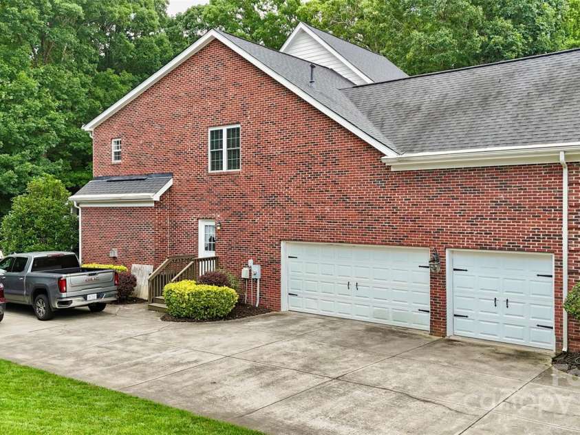 6006 Casswell Circle, Matthews, NC 28104.  MLS# CAR4269792, YatesRealty ID 23415. 