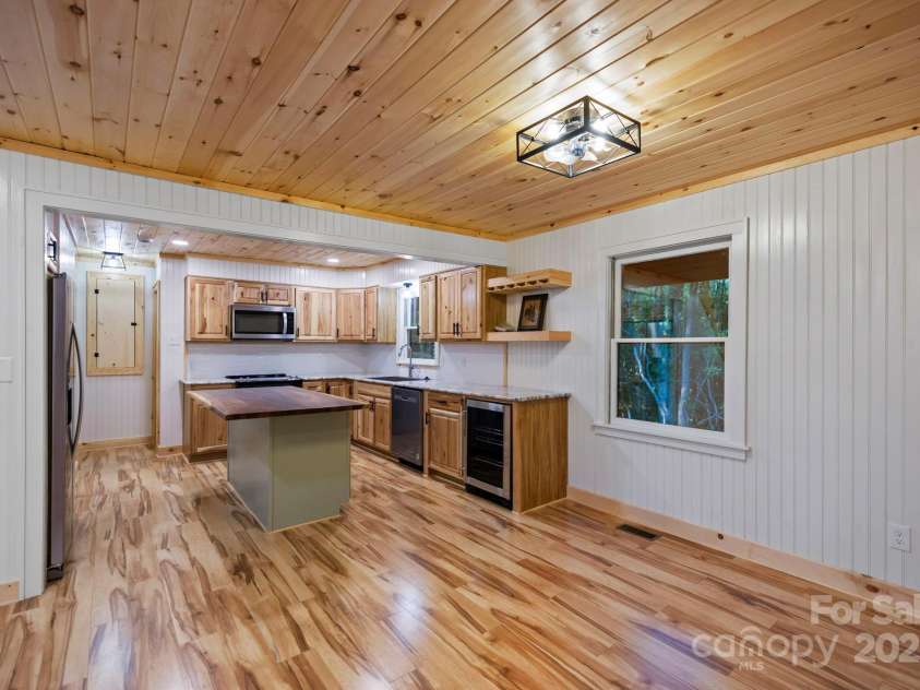 327 Flat Ridge Drive, Lake Toxaway, NC 28774.  MLS# CAR4270374, YatesRealty ID 23416. 